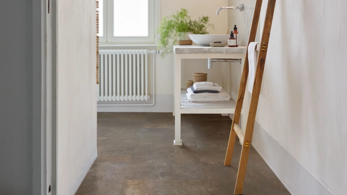 CoreTec-The-Essentials-Tile+-Series van Coretec in de kleur Cosmic-Copper - PVC vloeren