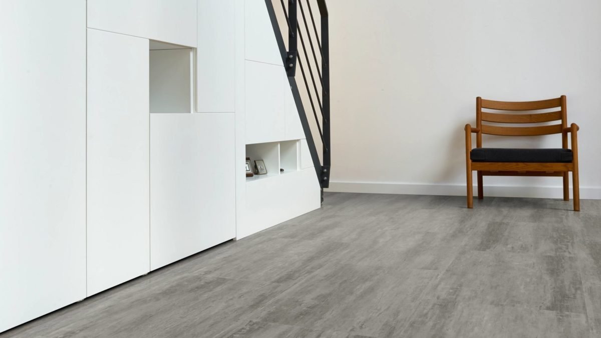 CoreTec-The-Essentials-Tile+-Series van Coretec in de kleur Weathered-Concrete - PVC vloeren