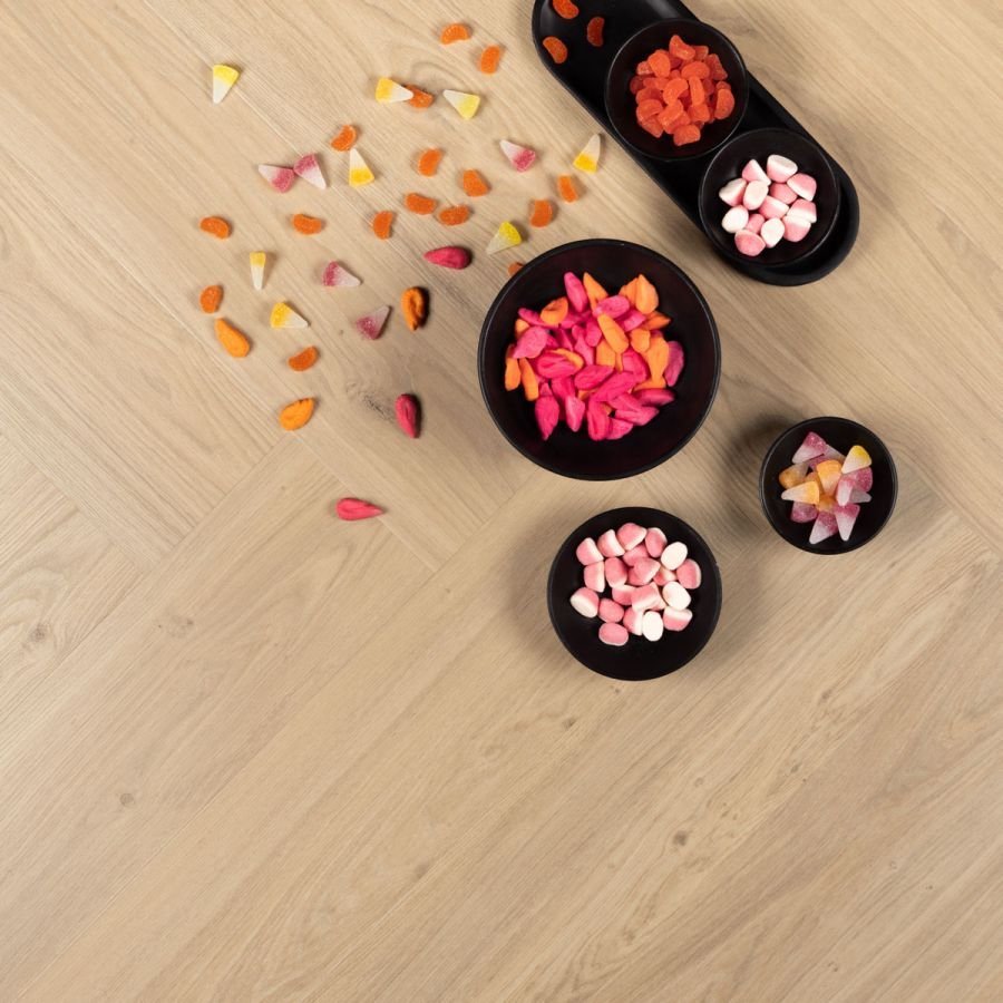 Douwes-Dekker-Ambitieus-Brede-Visgraat-Klik-(Crème-Brûlée) van Douwes-Dekker in de kleur Crème-Brûlée - PVC vloeren