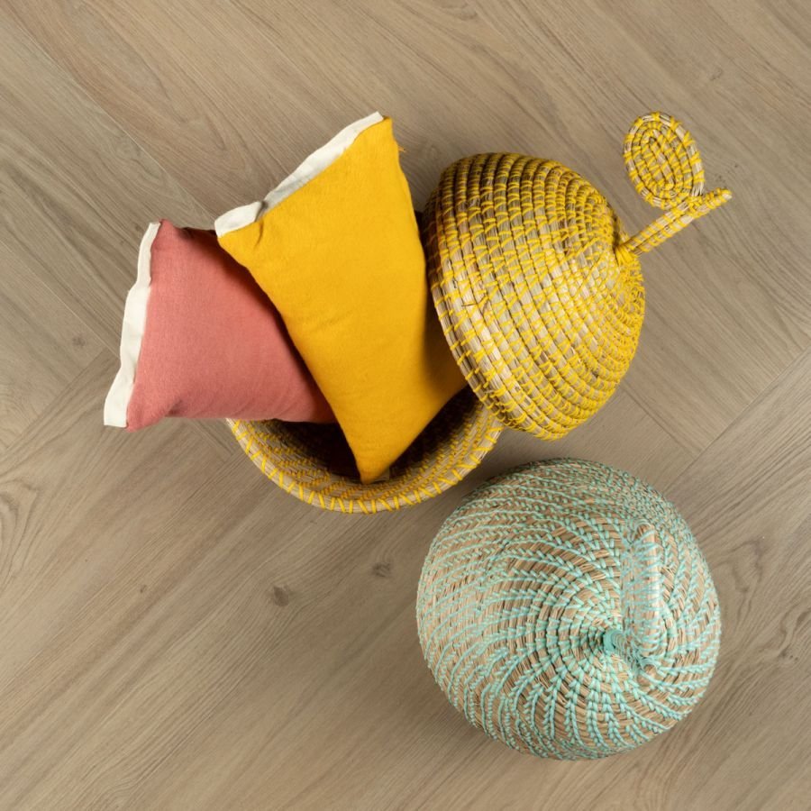 Douwes-Dekker-Ambitieus-Brede-Visgraat-Klik-(Panna-Cotta) van Douwes-Dekker in de kleur Panna-Cotta - PVC vloeren