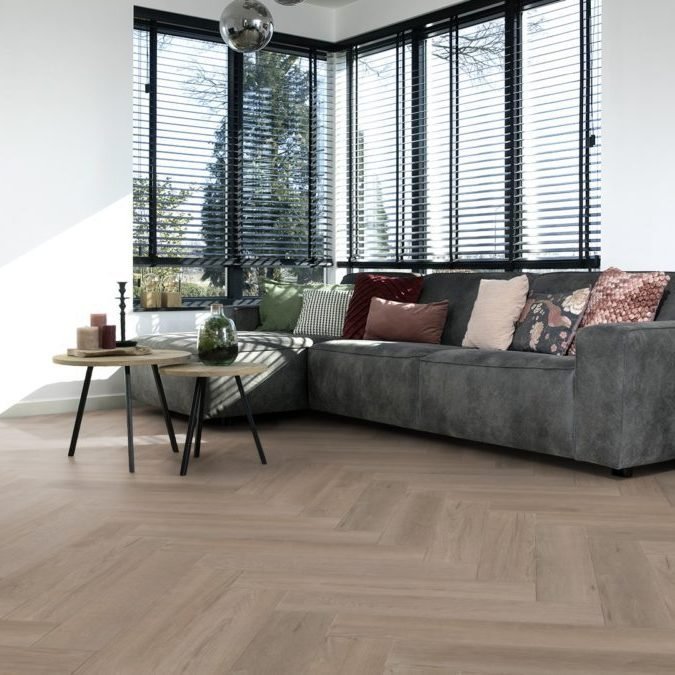 Douwes-Dekker-Ambitieus-Brede-Visgraat-Klik-(Spekkoek) van Douwes-Dekker in de kleur Spekkoek - PVC vloeren