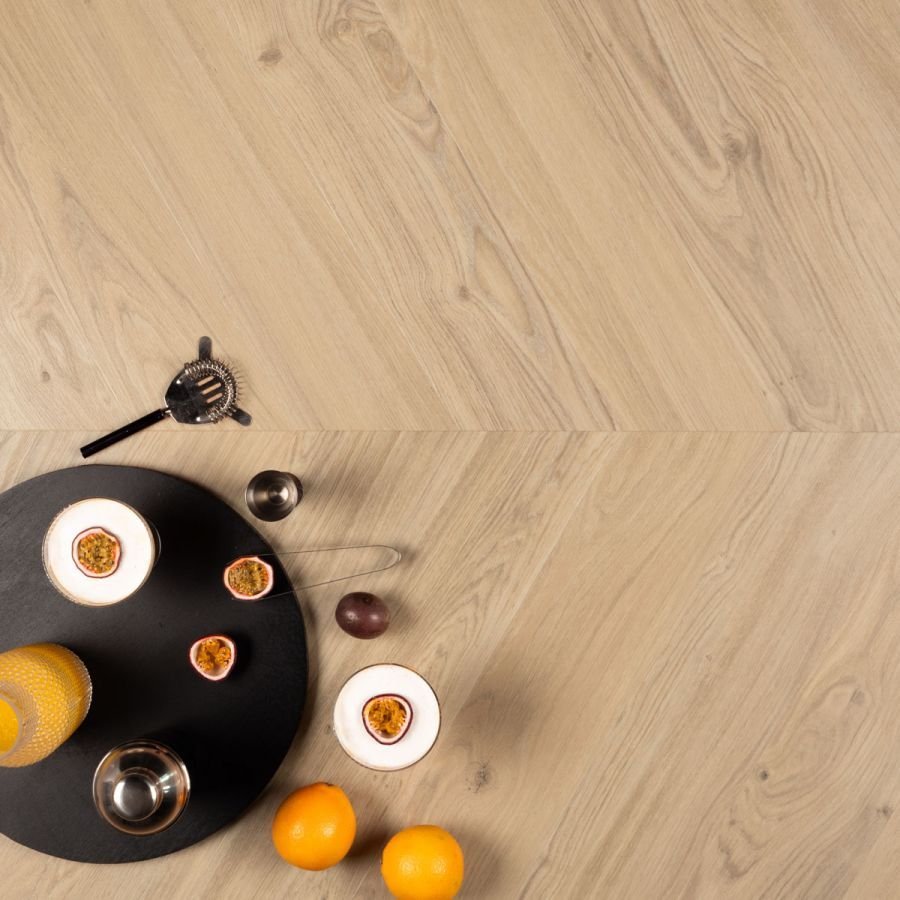 Douwes-Dekker-Ambitieus-Hongaarse-Punt-Verlijmd-(Crème-Brûlée) van Douwes-Dekker in de kleur Crème-Brûlée - PVC vloeren