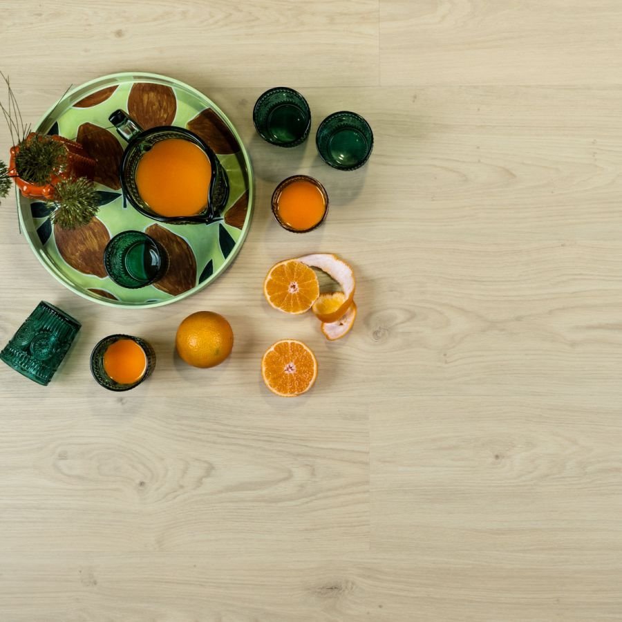 Douwes-Dekker-Ambitieus-Riante-Plank-Verlijmd-(Cheesecake) van Douwes-Dekker in de kleur Cheesecake - PVC vloeren