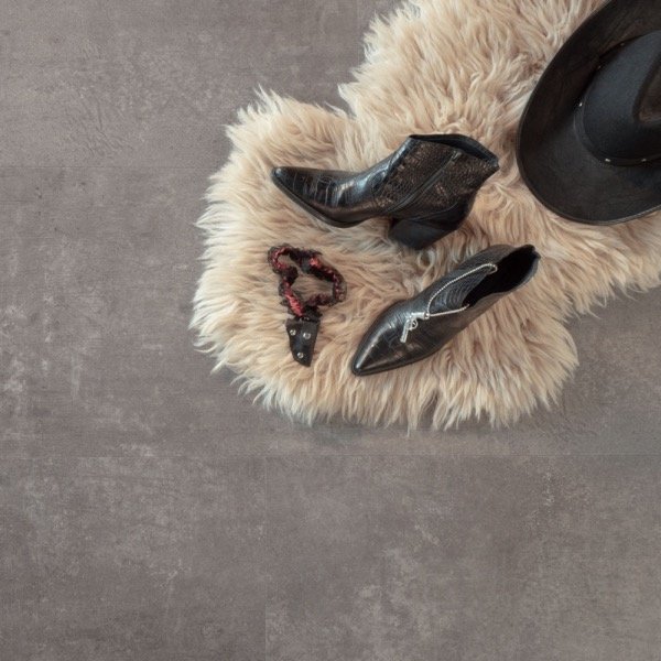 Douwes-Dekker-Ambitieus-Tegel-Verlijmd-(Muffin) van Douwes-Dekker in de kleur Muffin - PVC vloeren