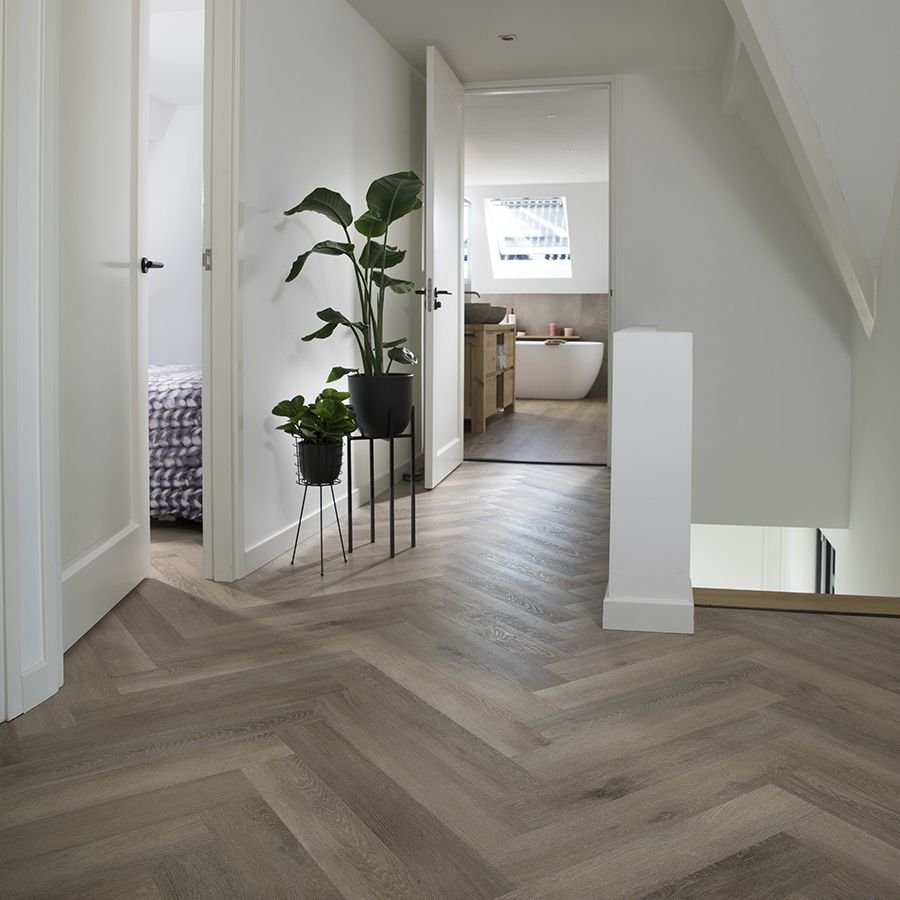 Douwes-Dekker-Ambitieus-Visgraat-Klik-(Honing) van Douwes-Dekker in de kleur Trendy-Visgraat-Honing - PVC vloeren