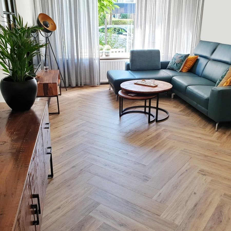 Douwes-Dekker-Ambitieus-Visgraat-Verlijmd-(Kaneel) van Douwes-Dekker in de kleur Kaneel - PVC vloeren