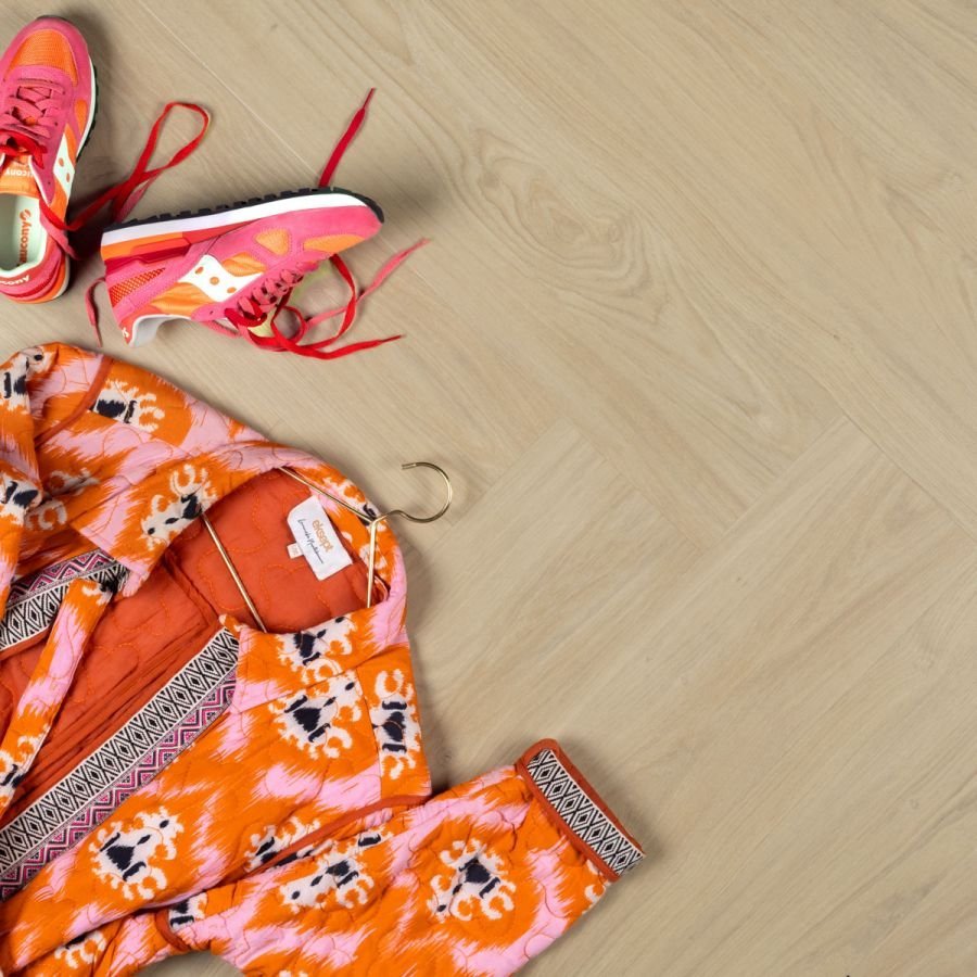 Douwes-Dekker-Ambitieus-Visgraat-Verlijmd-(Tiramisu) van Douwes-Dekker in de kleur Tiramisu - PVC vloeren