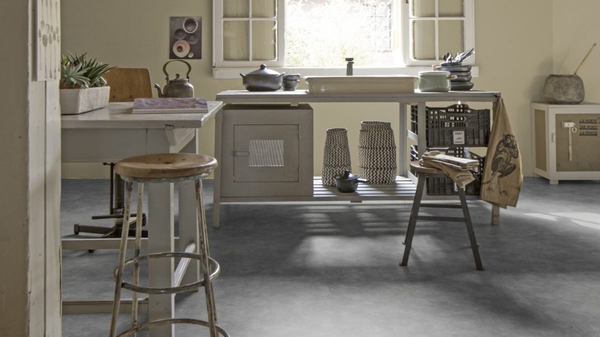 Forbo-Allura-Verlijmd-0.70-(2.5mm)-Tegels van Forbo in de kleur Charcoal-Concrete-(100x100) - PVC vloeren