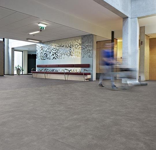 Forbo-Allura-Verlijmd-0.70-(2.5mm)-Tegels van Forbo in de kleur Natural-Concrete-(100x100) - PVC vloeren