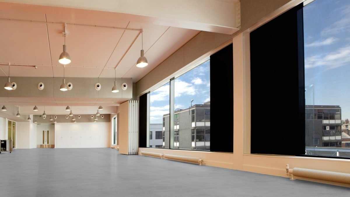 Forbo-Allura-Verlijmd-0.70-(2.5mm)-Tegels van Forbo in de kleur Smoke-Cement-(100x100) - PVC vloeren