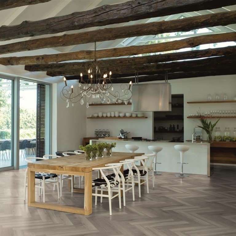 Mflor-Parva-Broad-Leaf-(visgraat) van Mflor in de kleur Grey-Sycamore - PVC vloeren